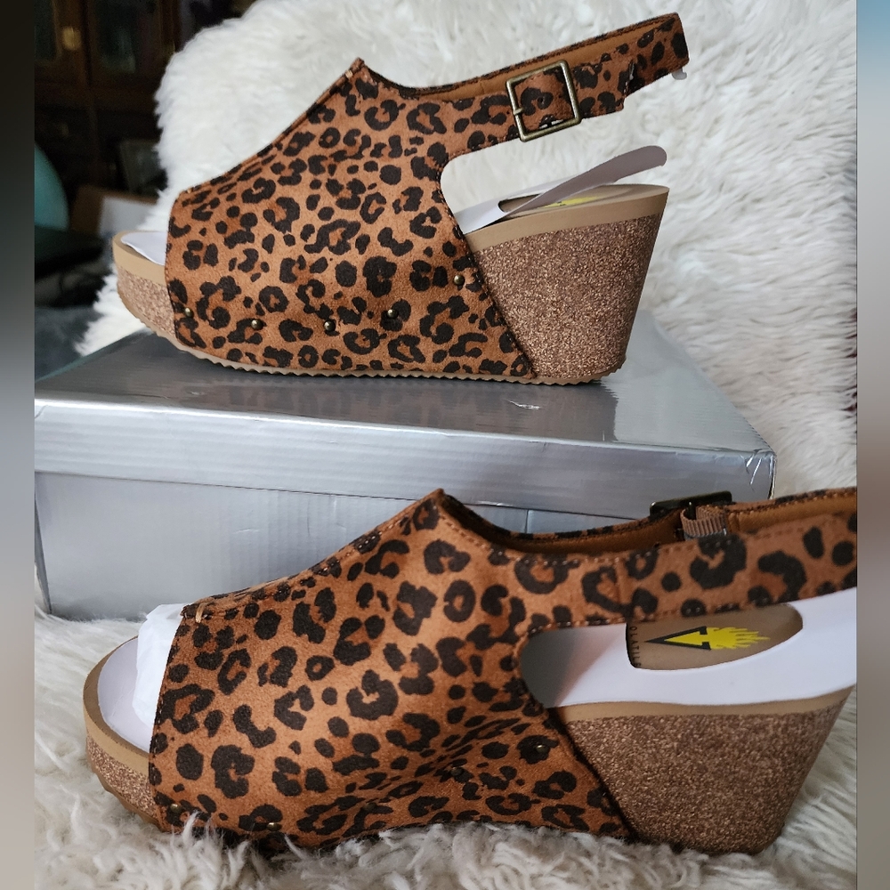 9W. NWT. VOLATILE Division Leopard Print Wedge Sandals